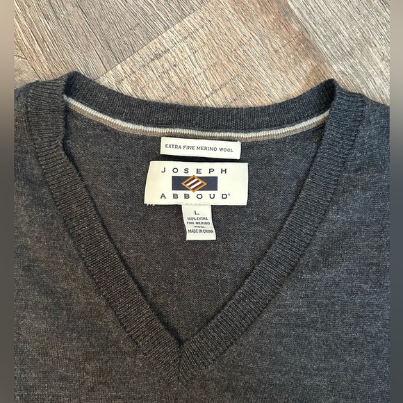 Joseph Abboud Men's Gray 100% Extra Fine Merino Wool V Neck Sweater Vest Large - Picture 3 of 4